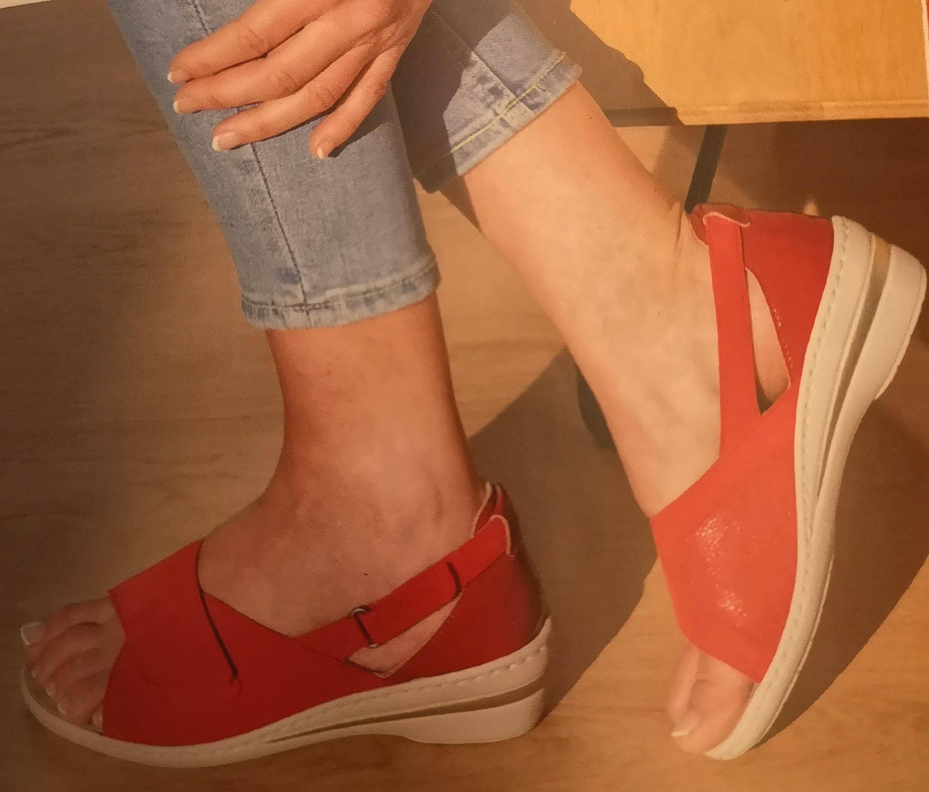 SOIN DES PIEDS DEFORMES CUIR CHAUSSURES OUVERTES